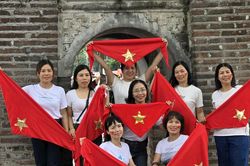 Biển người đổ về Hồ Gươm, tranh thủ chụp ảnh trước giờ xem hợp luyện diễu binh