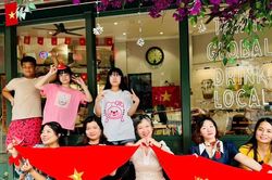 Người dân 'săn' vị trí đẹp trong các quán cà phê chờ xem hợp luyện diễu binh
