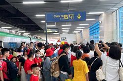 Hà Nội: Hàng nghìn người đổ về trung tâm xem hợp luyện diễu binh, tàu điện Cát Linh - Hà Đông đông bất ngờ