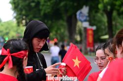 Bạn trẻ xuống đường làm thêm ngày tổng hợp luyện diễu binh, diễu hành