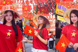Bạn trẻ háo hức đón xem tổng hợp luyện diễu binh, diễu hành