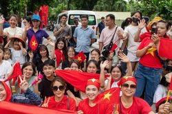 Hàng nghìn người dân 'xí chỗ' từ sáng chờ xem hợp luyện diễu binh
