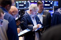 S&P 500 giảm 4 phiên liên tiếp vì cổ phiếu công nghệ bị bán la liệt, giá dầu tăng 1,5%