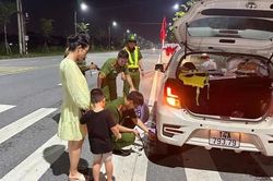 Công an phường kịp thời giúp người dân khắc phục ô tô gặp sự cố