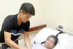 Chồng thức trắng đêm chườm khăn hạ sốt cho vợ hôn mê