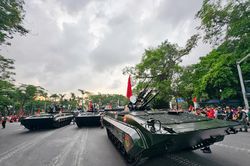 Dàn xe tăng tiến về Quảng trường Ba Đình, chuẩn bị tổng hợp luyện diễu binh