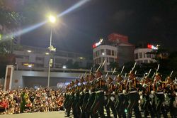 Giới trẻ hò reo, tiếp lửa cho các chiến sĩ diễu binh, diễu hành