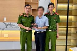 Giao nộp 'hàng nóng'