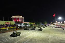 Xe tăng, khí tài lần đầu hành quân trên đường phố Hà Nội