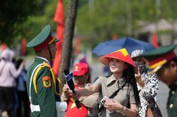 Phóng viên Báo và phát thanh, truyền hình Nghệ An hòa nhịp cùng hàng trăm phóng viên trong cả nước tác nghiệp tại Trung tâm Báo chí A80