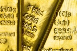 Giá vàng 'nín thở' đợi phát biểu của Chủ tịch Fed, SPDR Gold Trust tiếp tục xả hàng
