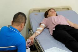 Đông đảo người dân tham gia hiến máu, tăng nguồn máu dự trữ