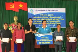 Hội Liên hiệp Phụ nữ tỉnh tặng quà tại xã Minh Tân, Tùng Bá