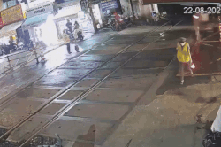 2 nữ nhân viên cứu thanh niên lái xe máy tông gãy rào chắn tàu hỏa