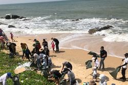 Phường Mũi Né ra quân lập lại trật tự đô thị, làm sạch môi trường biển