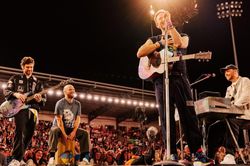Coldplay ngập tràn cảm xúc trong ngày trở về