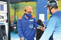 Giá xăng dầu hôm nay 23/8: Giá xăng bật tăng, giá dầu tiếp tục giảm