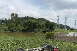 Thai phụ lái xe bán tải mất lái lao xuống sông, may mắn thoát nạn