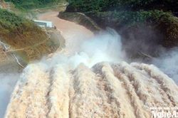 Từ 15 giờ 30 phút chiều nay (23/8), Công ty Thủy điện Bản Vẽ vận hành hạ mực nước hồ để đón lũ