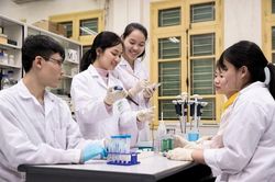 Điểm chuẩn các trường Y Dược 2025 đồng loạt hạ, giảm nhiều nhất gần 6 điểm