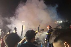 Quảng Ngãi: Tàu cá đang neo đậu tại cửa Sa Kỳ bốc cháy lớn