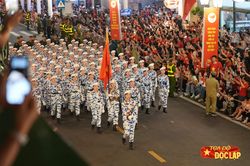 Các khối diễu binh đi giữa lòng nhân dân, về điểm tập kết