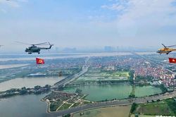 Chiêm ngưỡng trực thăng treo cờ Tổ quốc, 'hổ mang chúa' Su-30MK2 gầm rú trên bầu trời Thủ đô