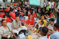 Ăn cơm nắm, chờ 'ngắm' diễu binh