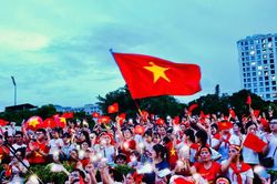 Hàng nghìn người hòa giọng, khúc ca 'Như có Bác trong ngày đại thắng' vang vọng giữa Hà Nội