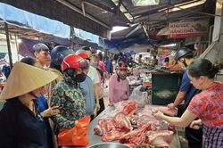 Trước bão số 5, người dân Nghệ An đổ xô mua nhu yếu phẩm
