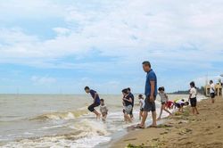 Bất chấp nguy hiểm, nhiều trẻ em vẫn nô đùa với sóng biển trước ngày bão đổ bộ