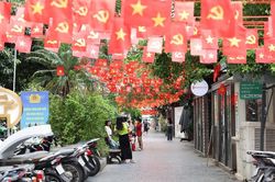 Phố phường Hà Nội 'bừng sáng' sắc cờ Tổ quốc đón mừng Quốc khánh 2/9