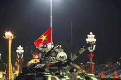 Uy lực đội hình xe pháo, khí tài hiện đại trong đêm tổng hợp luyện A80