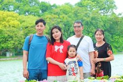 Hoa cẩm tú cầu khoe sắc bên hồ Gươm, hút người dân check-in