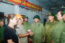 Chủ tịch UBND tỉnh Nghệ An Lê Hồng Vinh kiểm tra công tác chuẩn bị tiêu thoát nước cho vùng Vinh và ứng phó bão tại Cảng Vissai