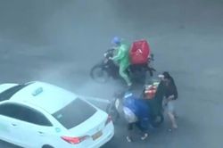 Nghệ An: Bất chấp mưa bão, người đàn ông băng ra giúp hai người ngã xe trên đường Phan Đình Phùng