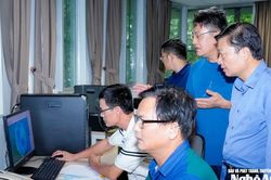 Chủ tịch UBND tỉnh Lê Hồng Vinh kiểm tra, nắm thông tin dự báo bão tại Trạm Rađa thời tiết Vinh