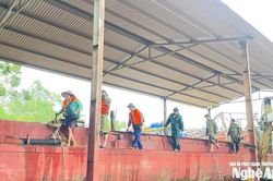 Cứu hộ kịp thời 5 ngư dân mắc kẹt giữa dòng lũ trên sông Lam