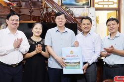 Chủ tịch UBND tỉnh Sơn La thăm, chúc mừng cán bộ nguyên lãnh đạo tỉnh