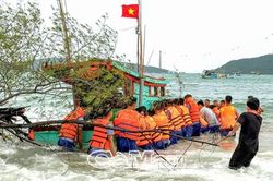 Vùng 5 Hải quân kịp thời cứu kéo tàu cá của ngư dân bị mắc cạn