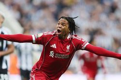 Liverpool thắng nghẹt thở Newcastle ở phút thứ 100 nhờ tài năng trẻ 16 tuổi