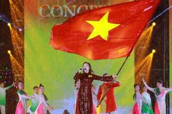 Concert 'Việt Nam trong tôi': Vạn người đội mưa nhiệt tình cổ vũ