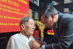 Trao Huy hiệu 75 năm tuổi Đảng tặng nhạc sĩ Phạm Tuyên