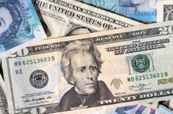 Đồng đô la Mỹ phục hồi sau cú sốc từ phát biểu ôn hòa của Powell