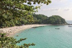 Liên tiếp có du khách tử vong vì sóng dữ, Phuket siết chặt an toàn bãi biển