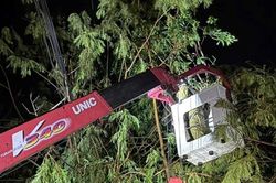 Lãnh đạo Công ty Điện lực Nghệ An thông tin tiến độ cấp điện trở lại