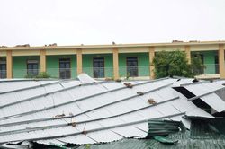 Nhiều trường học ở Nghệ An tốc mái, hư hỏng nặng sau bão số 5
