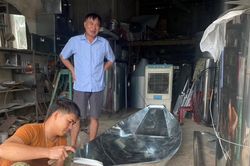 Đắt khách nghề làm thuyền tôn mùa mưa bão ở Nghệ An