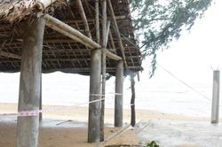 Phát hiện thi thể nam giới trôi dạt vào bờ biển phường Quỳnh Mai