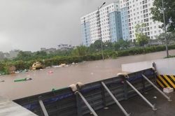 Nước ngập tê liệt giao thông, chung cư làm kè cao hàng mét chống đỡ